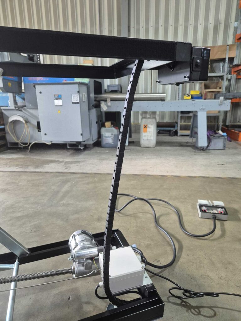 elektrischer Scherenhubtisch mit einer Energiekette