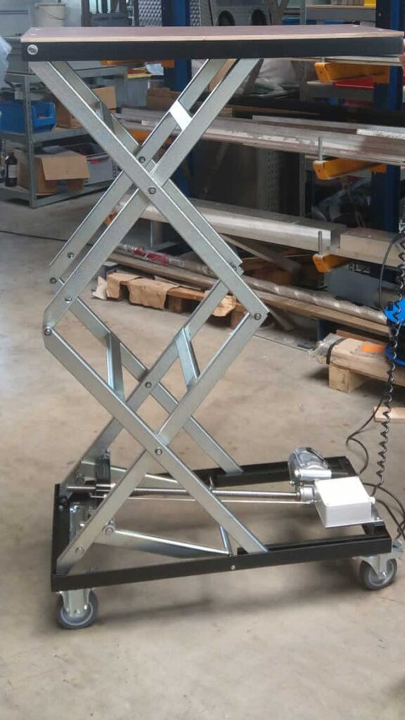 elektrischer Scherenhubtisch mit einer Siebdruckplatte als Plattformabdeckung & Fahrwerk