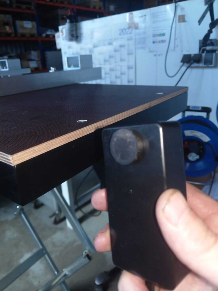 elektrischer Scherenhubtisch mit einer Siebdruckplatte als Plattformabdeckung & Handtaster mit Magnethalter