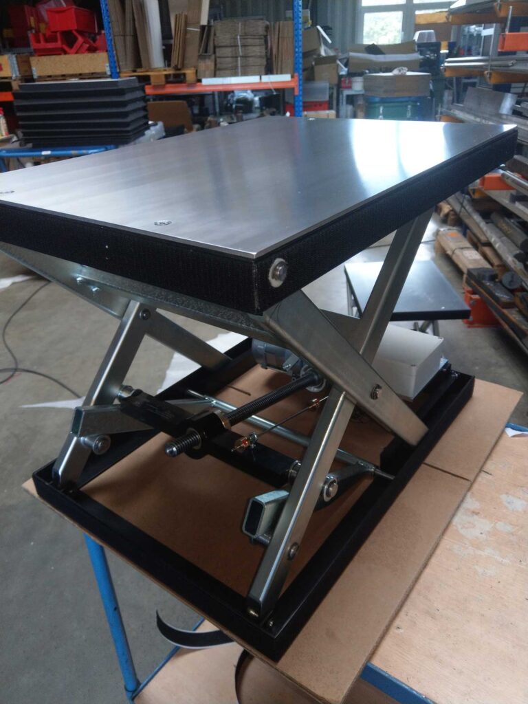 elektrischer Scherenhubtisch mit einer Plattformabdeckung aus Aluminiumblech