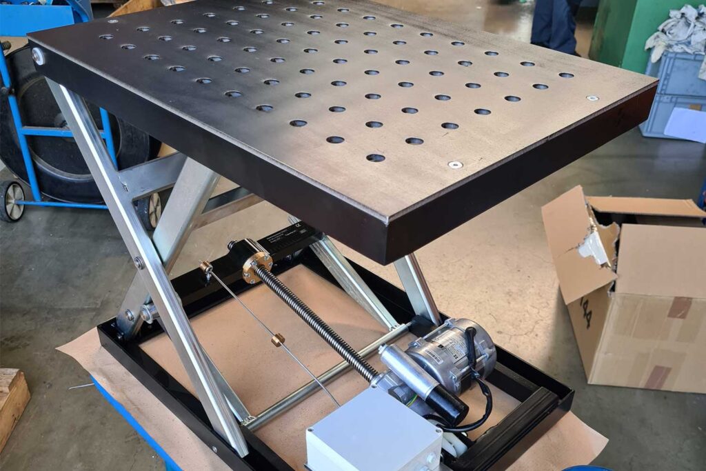 elektrischer Scherenhubtisch mit Stahl-Lochblech-Plattformabdeckung