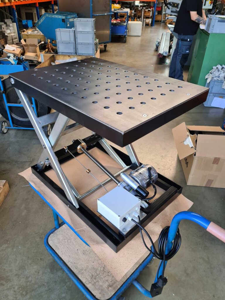 elektrischer Scherenhubtisch mit Stahl-Lochblech-Plattformabdeckung