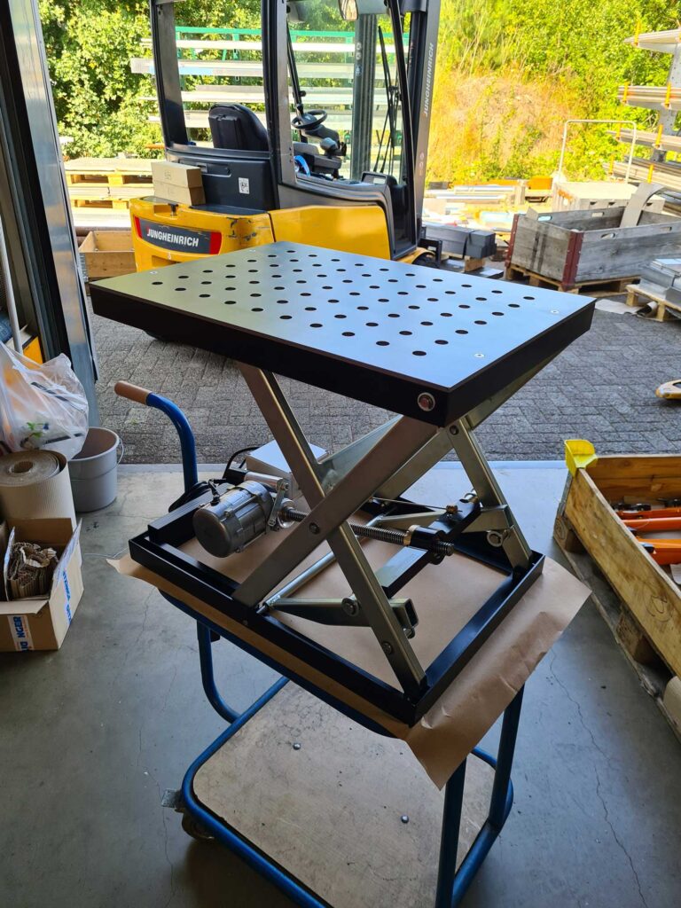 elektrischer Scherenhubtisch mit Stahl-Lochblech-Plattformabdeckung