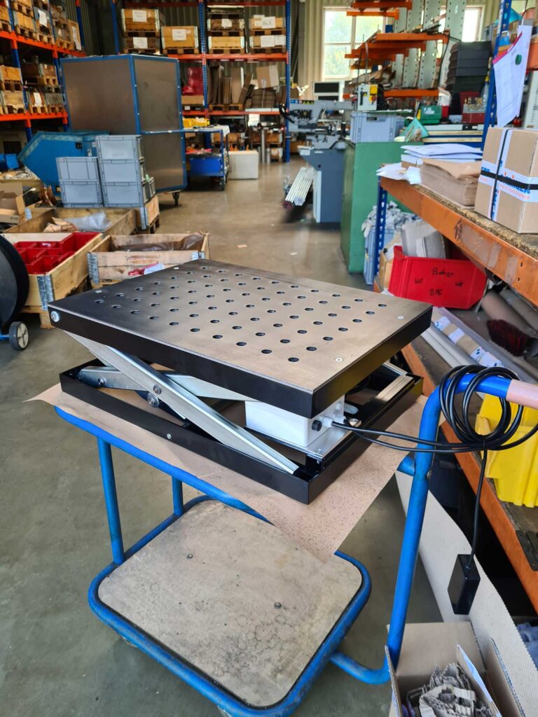 elektrischer Scherenhubtisch mit Stahl-Lochblech-Plattformabdeckung